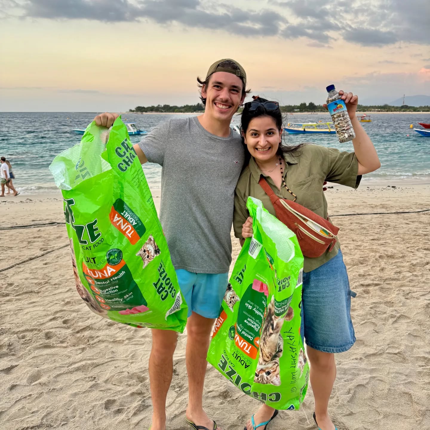 Relawan menunjukkan kantong sampah yang terkumpul.